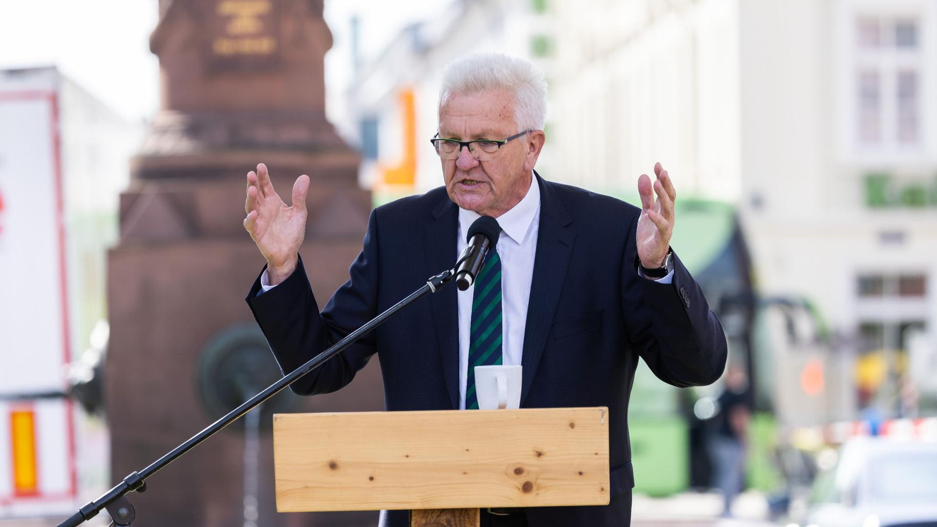 Baden-Württembergs Ministerpräsident Winfried Kretschmann spricht bei einer Wahlkampfveranstaltung.