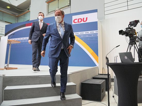 Kanzlerkandidat Armin Laschet (M) und Generalsekretär Paul Ziemiak verlassen eine Pressekonferenz.