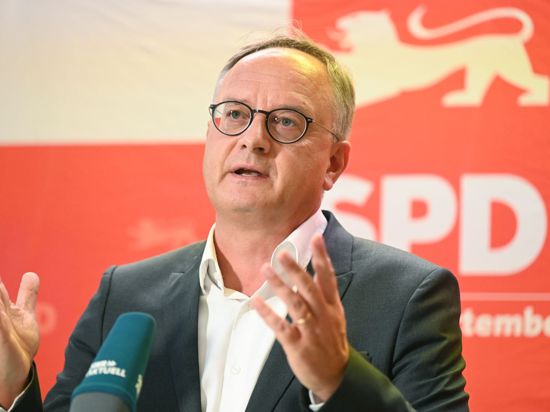 Andreas Stoch, der Landesvorsitzender der SPD Baden-Württemberg, spricht in der Filderhalle in Leinfelden-Echterdingen vor einer Landesvorstandssitzung über dieErgebnisse der Bundestagswahl zu Journalisten.