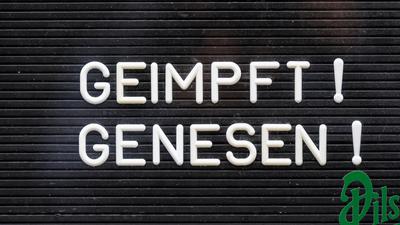 "Geimpft! Genesen!“ steht auf einem Schild an einer Bar.