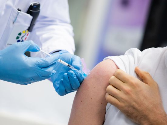 Ein Mann wird mit dem Impfstoff von Moderna gegen Covid-19 geimpft.