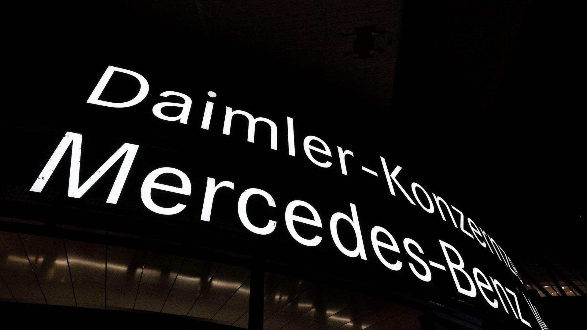 Ein Schriftzug weist auf die Konzernzentrale der Daimler AG hin.