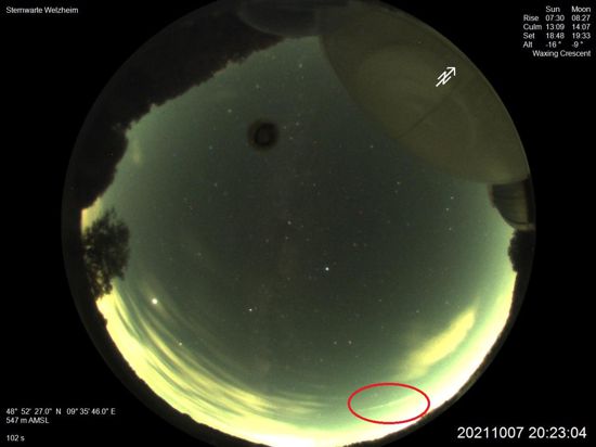 Die Aufnahme einer automatischen Meteorkamera der Sternwarte Welzheim zeigt einen Feuerball.