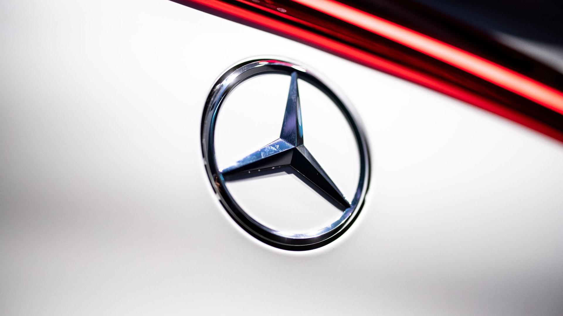 Das Logo von Mercedes-Benz am Heck eines Fahrzeugs.