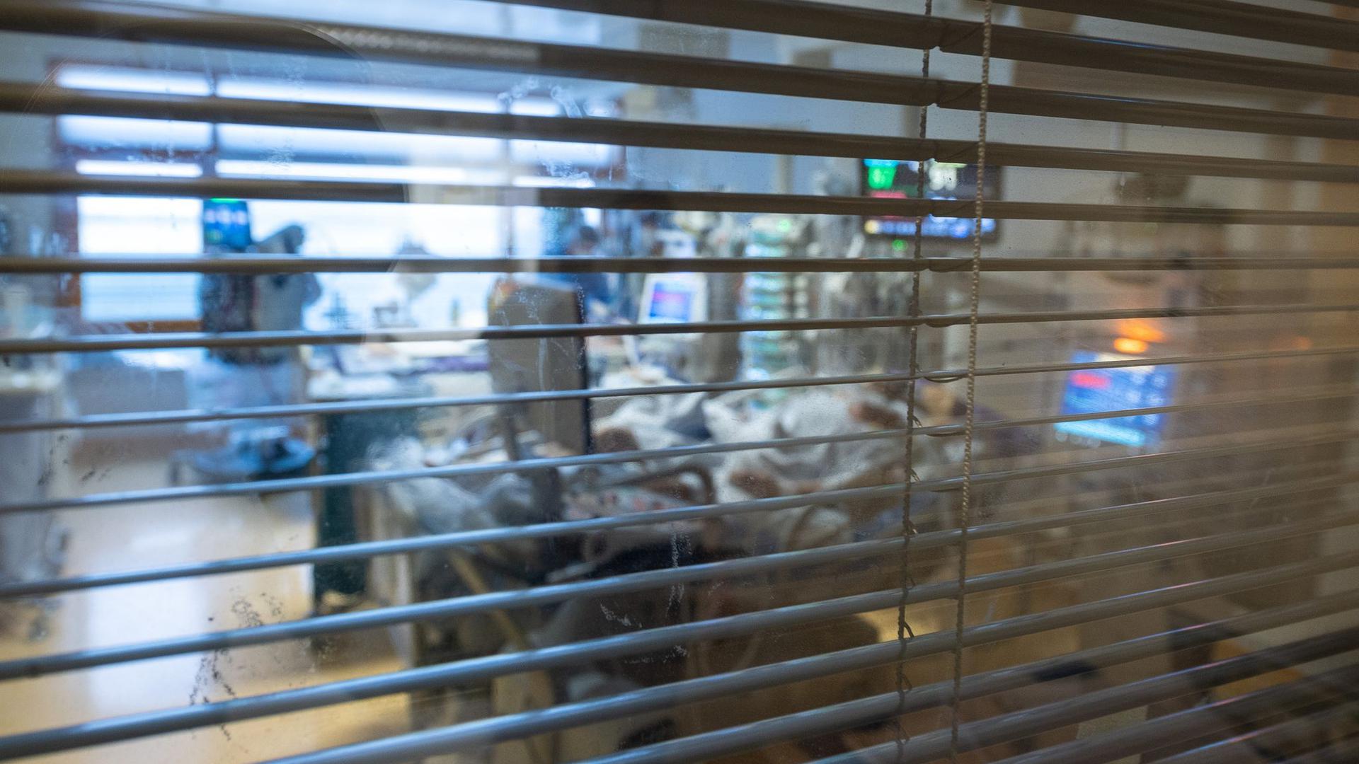 Medizinisches Personal arbeitet auf einer Intensivstation in einem Zimmer von Covid-19-Patienten.