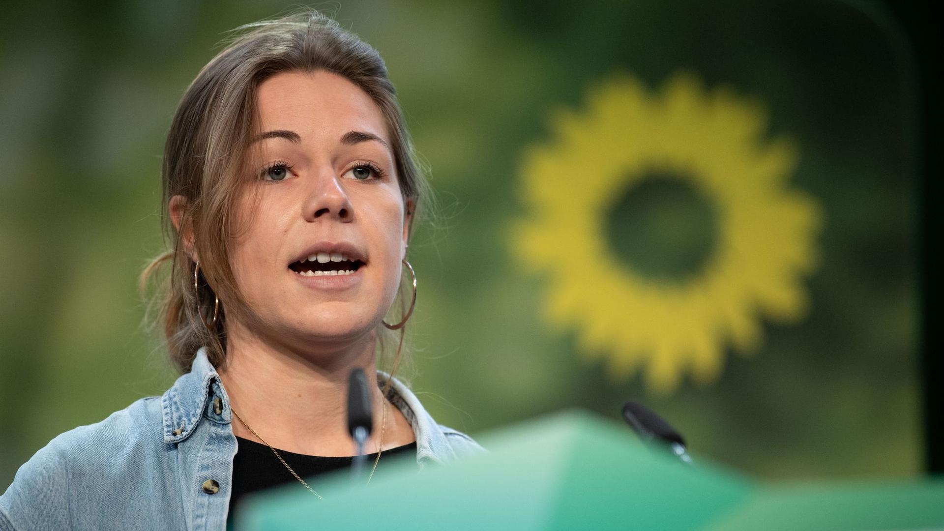 Sarah Heim spricht auf einem Online-Parteitag von Bündnis 90/Die Grünen in Baden-Württemberg.