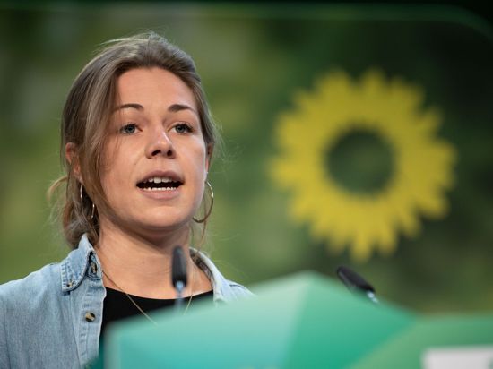 Sarah Heim spricht auf einem Online-Parteitag von Bündnis 90/Die Grünen in Baden-Württemberg.
