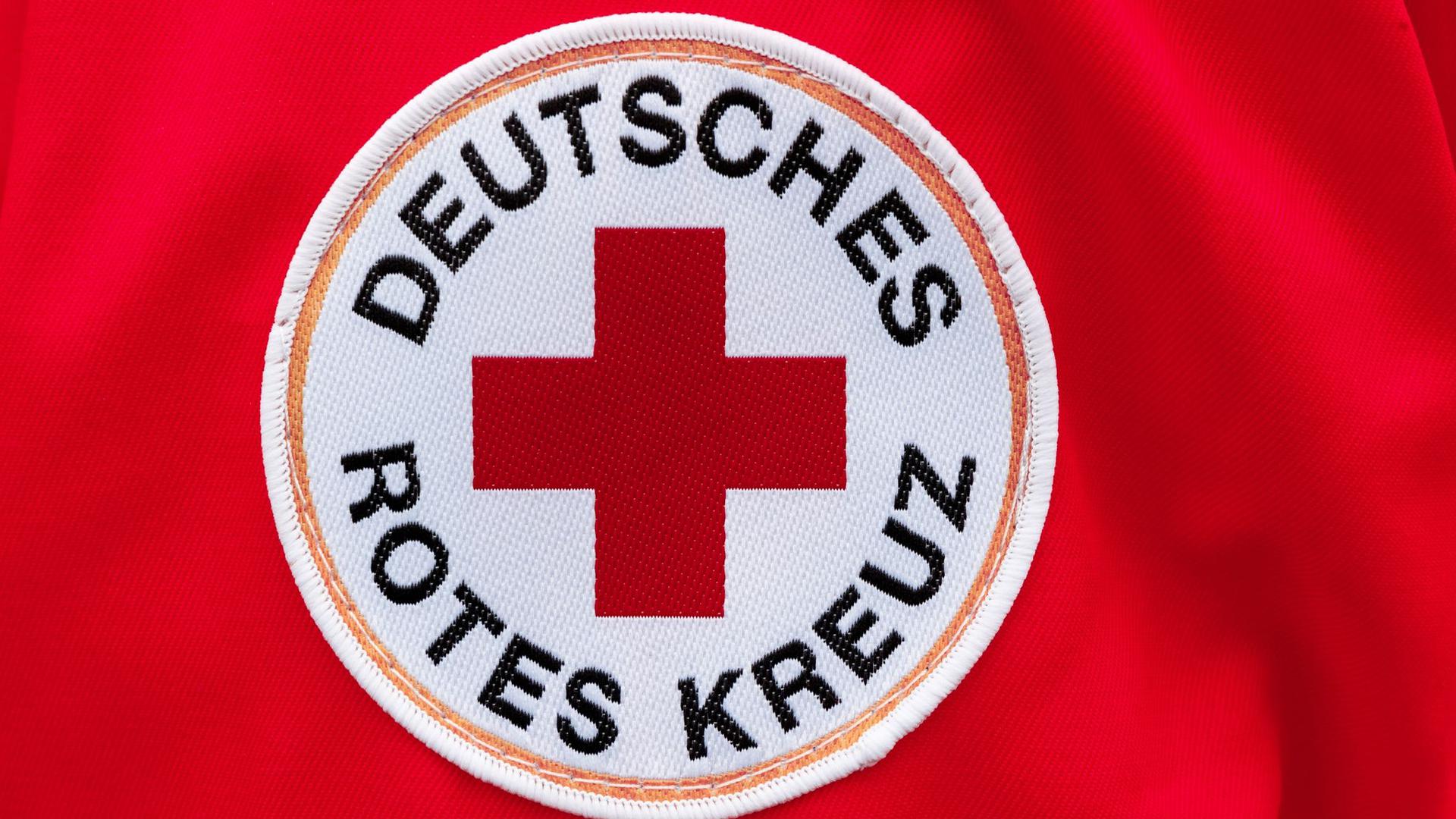 Ein Aufnäher mit dem Logo des Deutschen Roten Kreuzes (DRK).