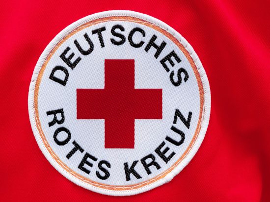 Ein Aufnäher mit dem Logo des Deutschen Roten Kreuzes (DRK).