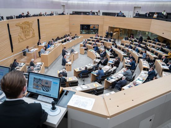 Im Plenarsaal im Landtag von Baden-Württemberg debattieren Abgeordnete.