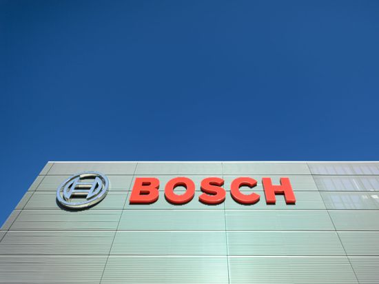 Das Bosch-Logo ist an einer Fassade zu sehen.
