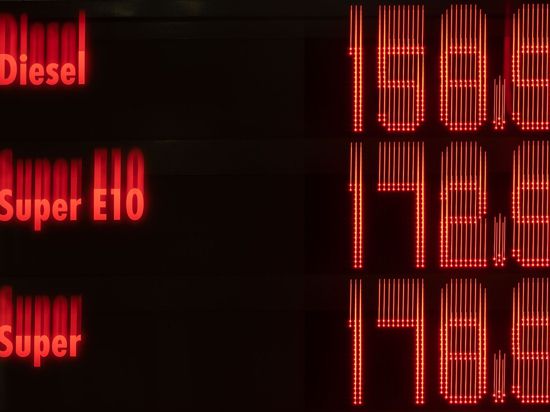 Die Preistafel an einer Tankstelle in der Innenstadt zeigt die Preise für Kraftstoffe an.