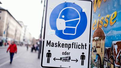 Ein Schild mit der Aufschrift „Maskenpflicht“ hängt in der Innenstadt von Mannheim.