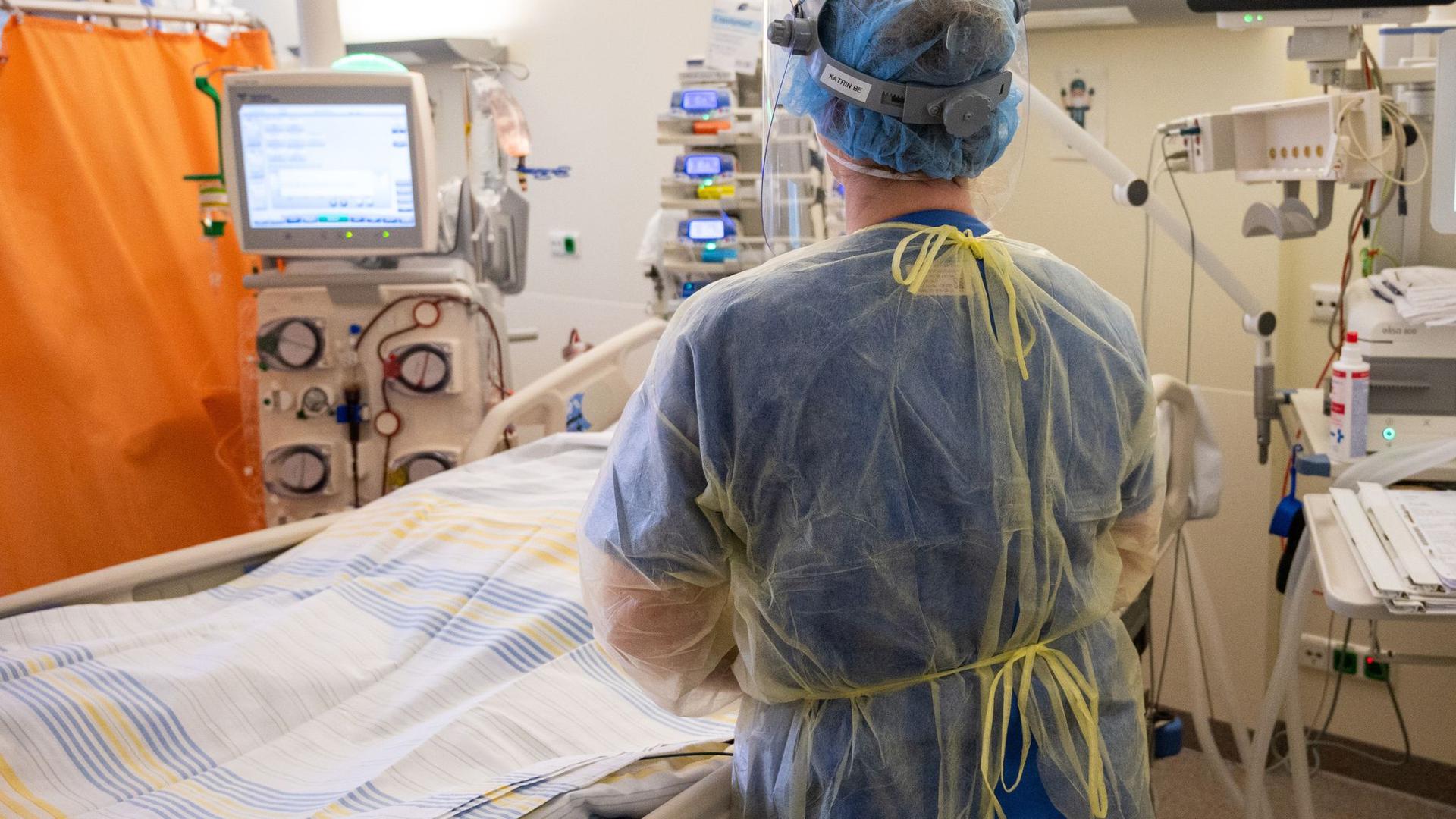 In einem Zimmer der Intensivstation wird ein Patient mit einem schweren Covid-19-Krankheitsverlauf behandelt.