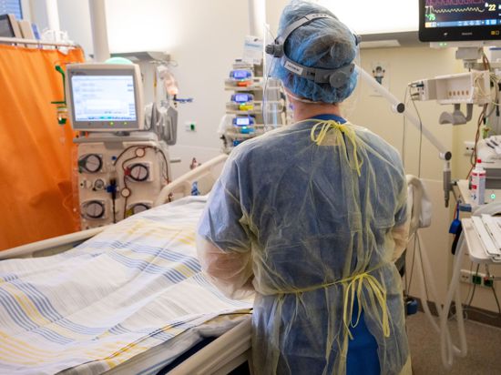 In einem Zimmer der Intensivstation wird ein Patient mit einem schweren Covid-19-Krankheitsverlauf behandelt.