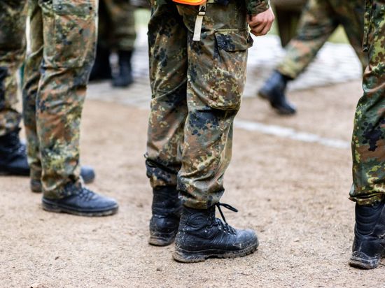 Bundeswehrsoldaten stehen in einer Reihe.