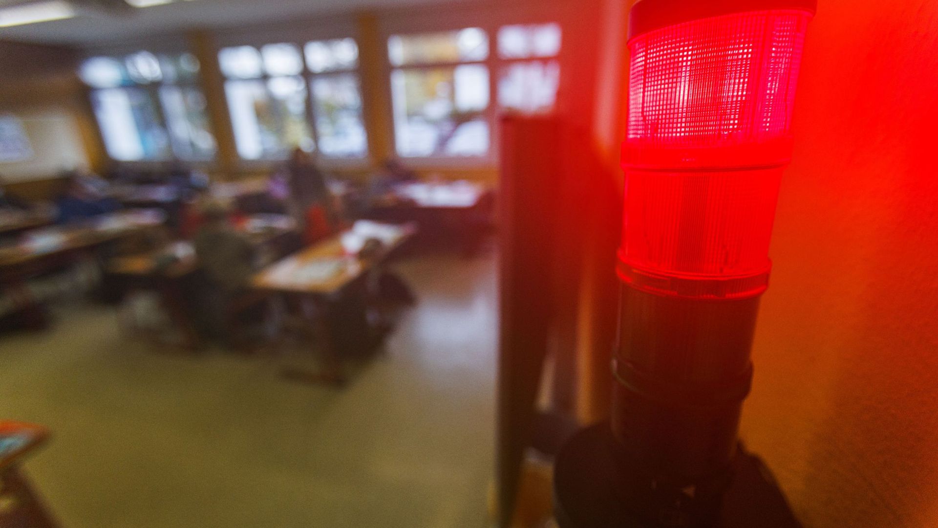 Eine Luftqualitätsampel in einem Klassenzimmer zeigt die Farbe rot.