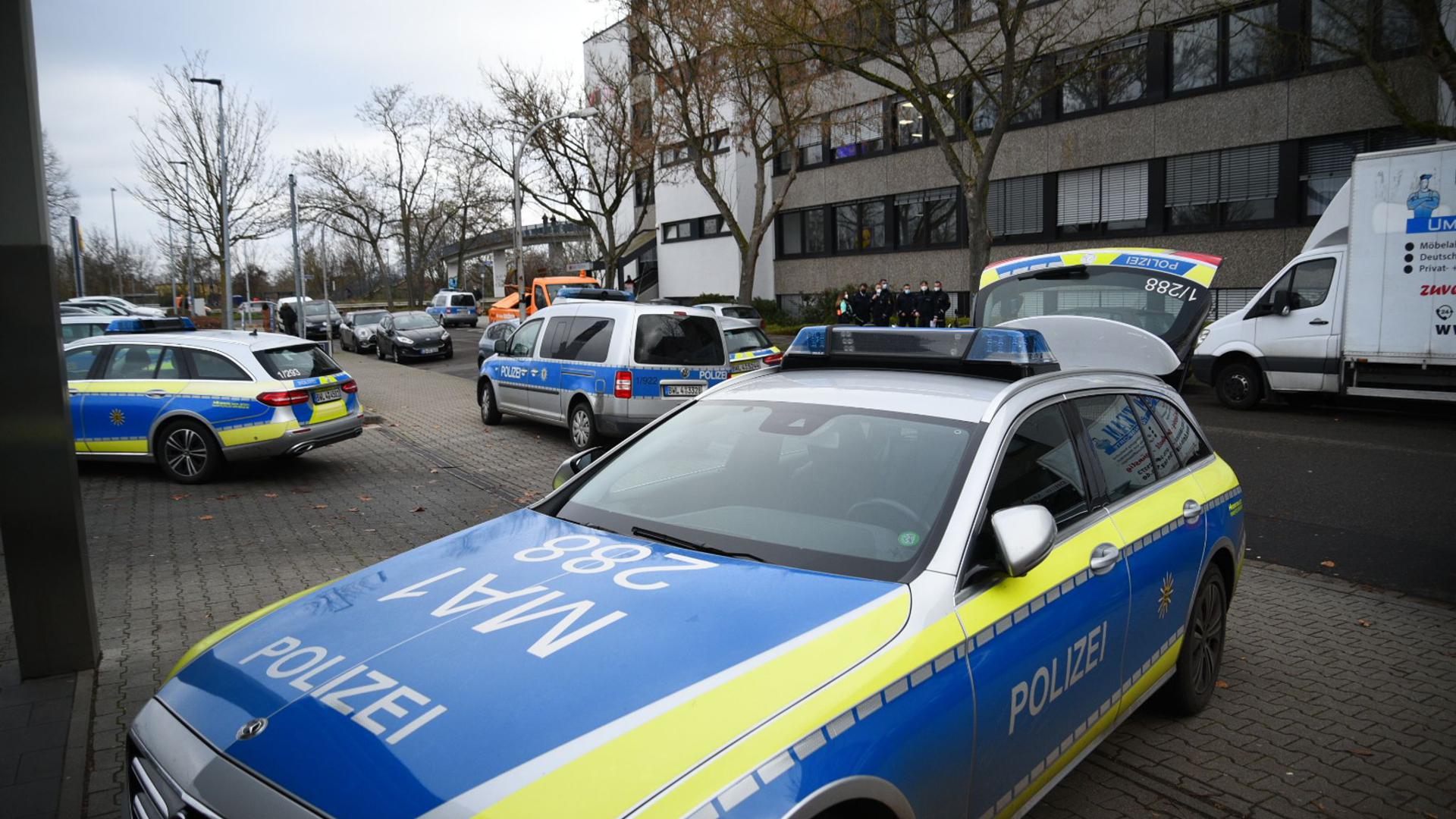 Polizeifahrzeuge stehen vor der Dualen Hochschule in Mannheim.