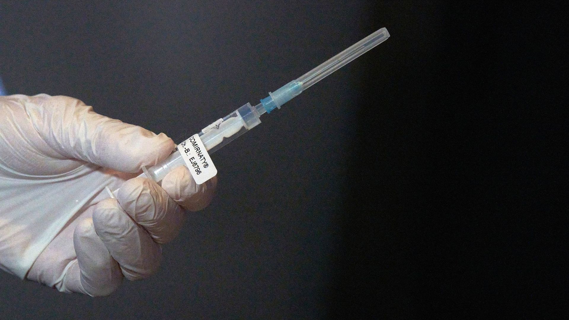 Eine Mitarbeiterin eines Impfteams überprüft eine Spritze mit einem Impfstoff gegen Covid-19.