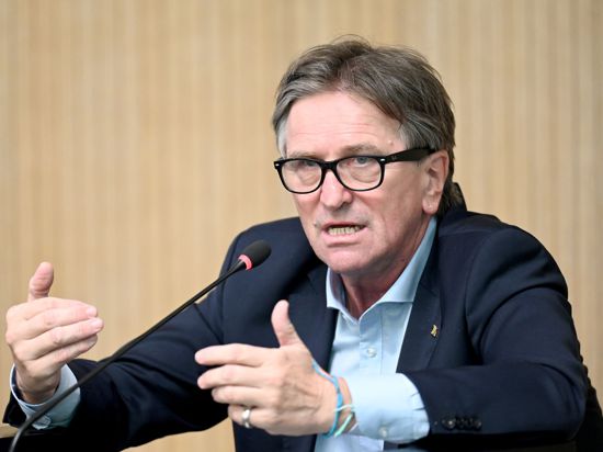 Manfred Lucha spricht bei einer Regierungs-Pressekonferenz im Landtag.