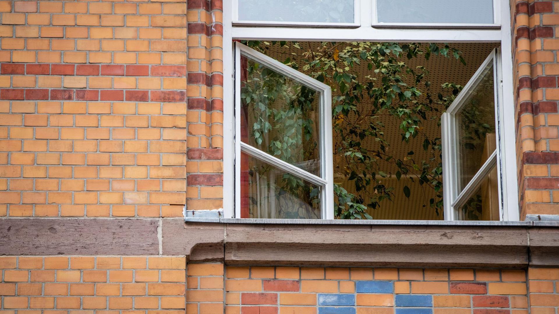 Ein Fenster einer an einer Schule ist zum Lüften geöffnet.