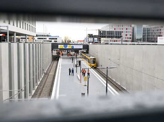 Die U6 steht an einer neuen Endhaltestelle am Flughafen Stuttgart.