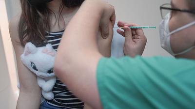 Ein zehnjähriges Mädchen gegen das Coronavirus geimpft. Am
