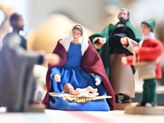 Eine Krippe mit Maria und dem Christuskind im Zentrum steht in der Krippenwerkstatt.