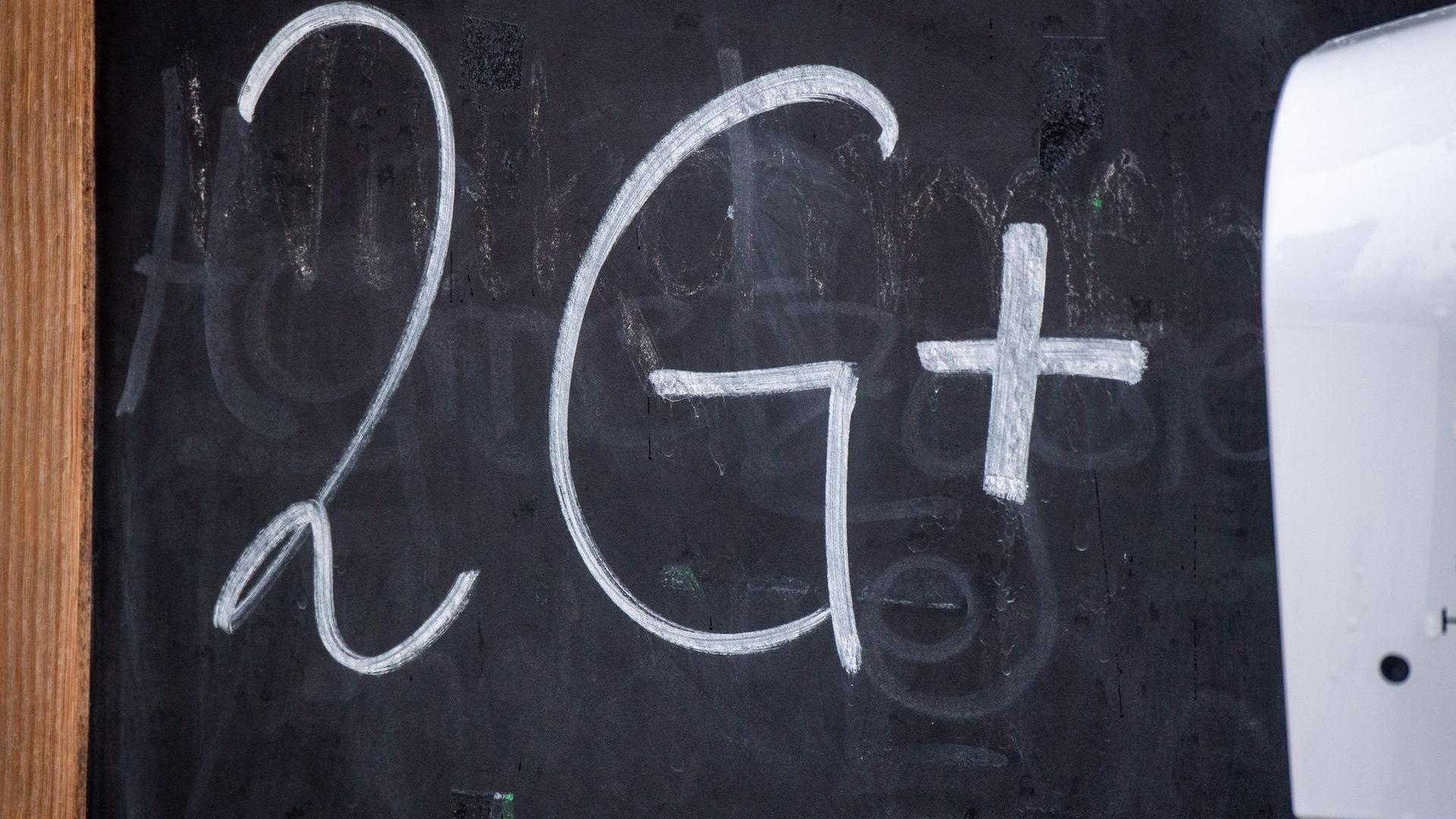 "2G+“ steht auf einer Tafel vor einer Gaststätte.