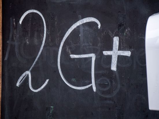 "2G+“ steht auf einer Tafel vor einer Gaststätte.