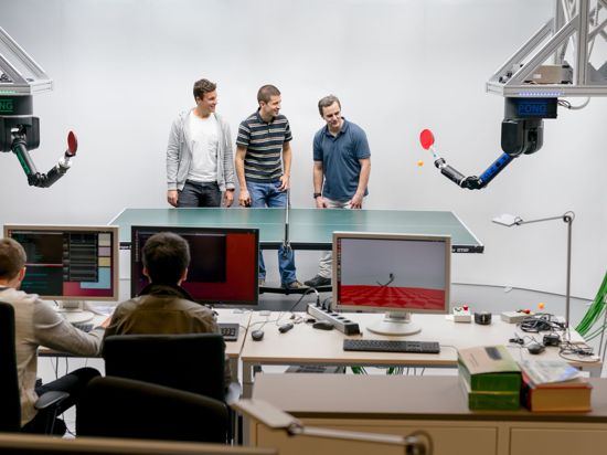 Zwei Roboter spielen im Labor des Max-Planck-Instituts Tischtennis gegeneinander.
