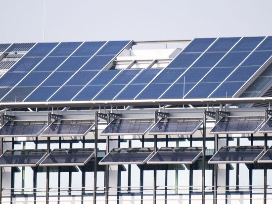 Eine Photovoltaikanlage auf einem Dach erzeugt Strom.