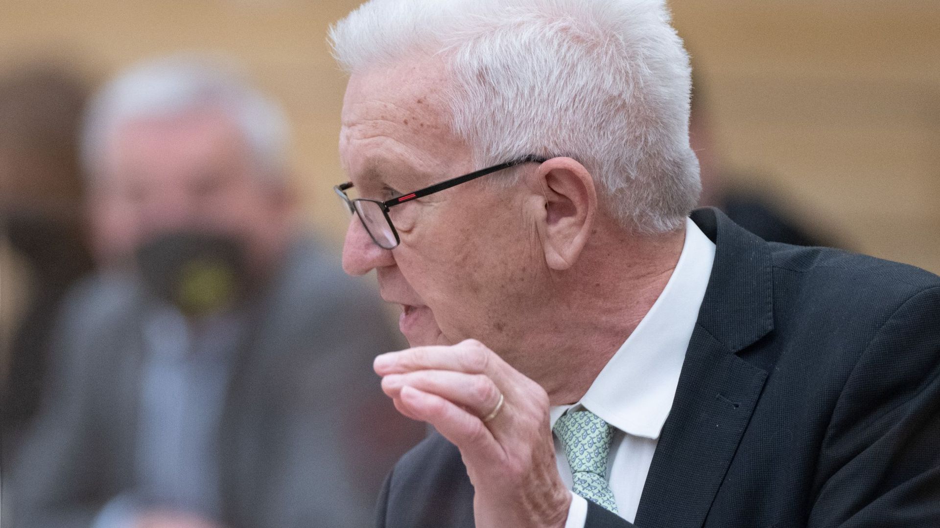 Winfried Kretschmann spricht im Landtag.