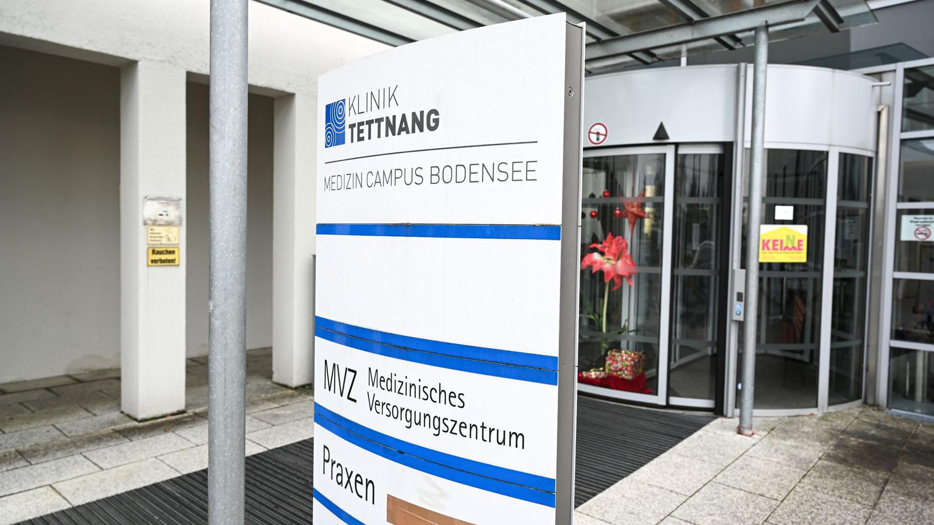Eine Stele mit der Aufschrift „Klinik Tettnang – Medizin Campus Bodensee“ steht vor dem Eingang der Klinik in Tettnang.