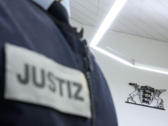 Ein Justizbeamter steht in einem Gerichtssaal des Landgerichts in Stuttgart.