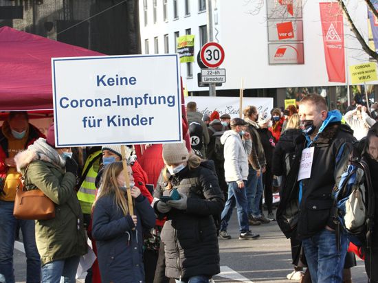 Menschen demonstrieren gegen die Corona-Maßnahmen.