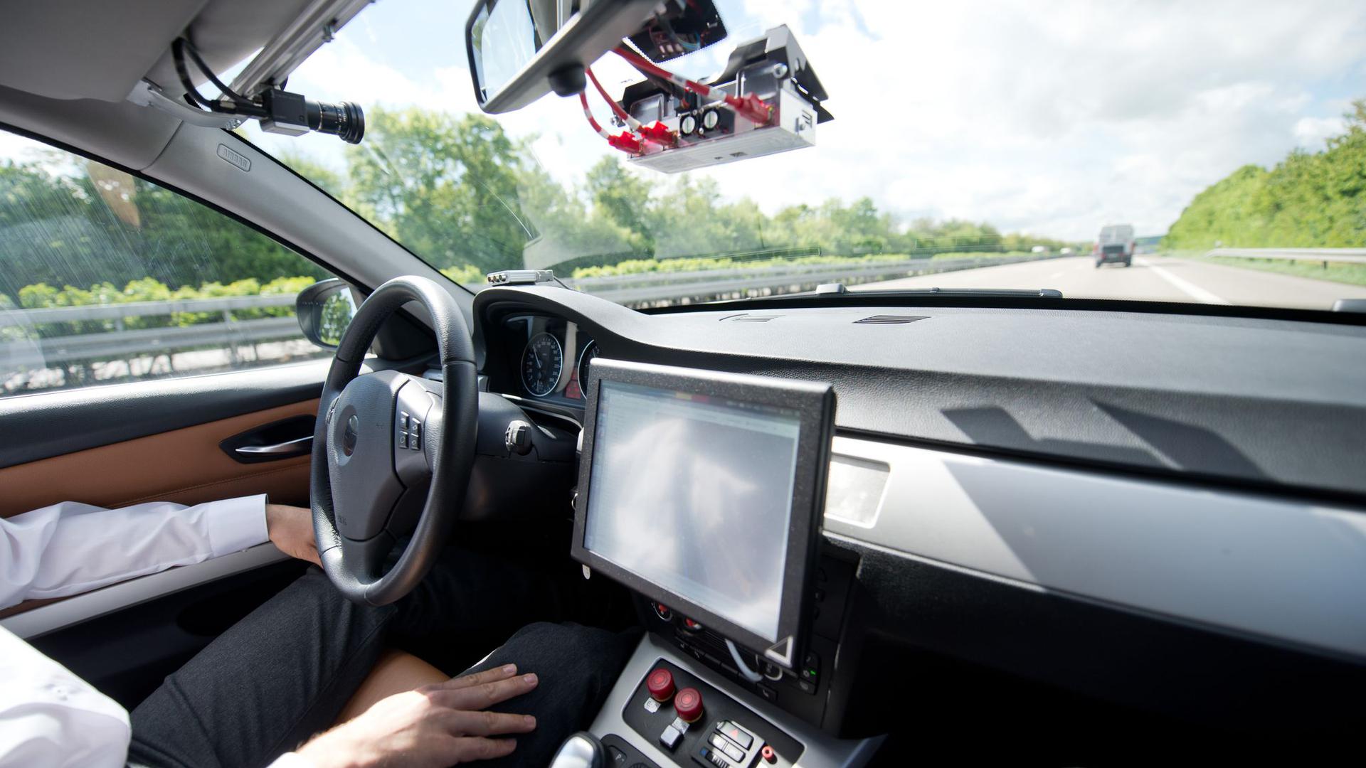 Ein Mitarbeiter von Bosch fährt auf der A81 in einem Auto, das als Prototyp für autonomes Fahren genutzt wird.