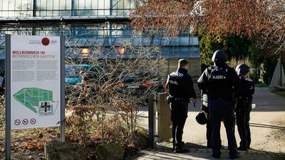 Polizeibeamte stehen am Gelände des Botanischen Gartens der Heidelberger Universität.