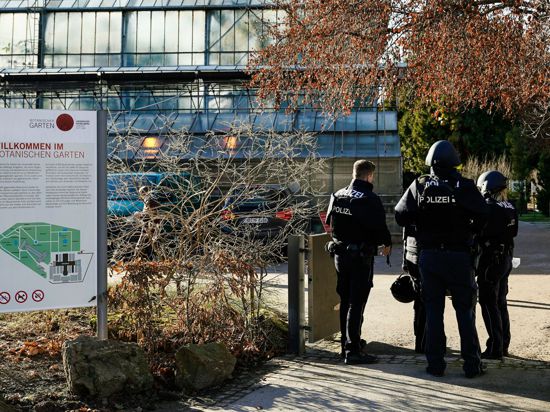 Polizeibeamte stehen am Gelände des Botanischen Gartens der Heidelberger Universität.