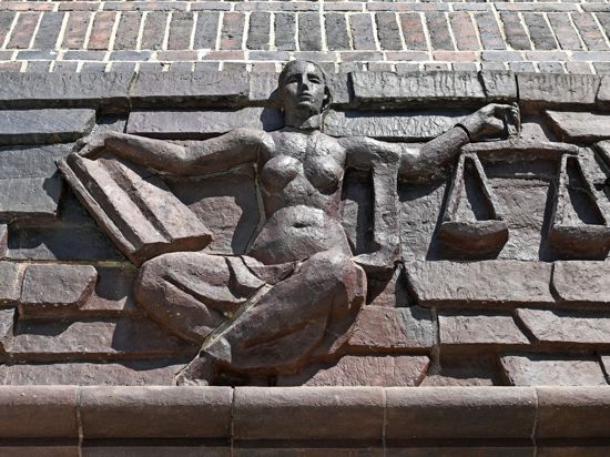 Blick auf die Justitia über dem Eingang eines Landgerichts.