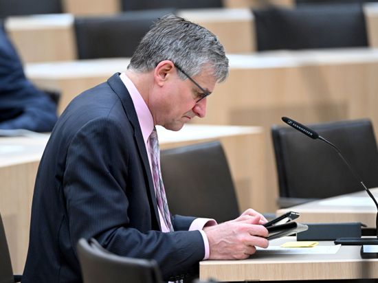 Hans-Ulrich Rülke, FDP-Fraktionsvorsitzender im Landtag von Baden-Württemberg, sitzt vor Beginn einer Plenarsitzung auf seinem Platz.