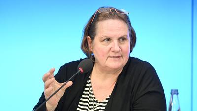 Baden-Württembergs Kultusministerin Theresa Schopper (Grüne) spricht bei einer Pressekonferenz.