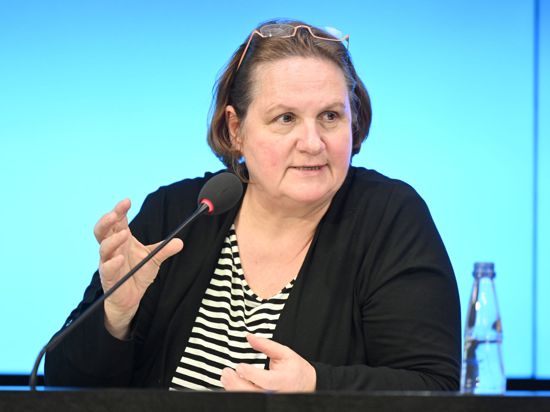 Baden-Württembergs Kultusministerin Theresa Schopper (Grüne) spricht bei einer Pressekonferenz.