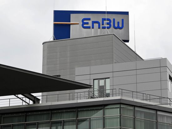 Ein Logo des Energiekonzern Energie Baden-Württemberg (EnBW) ist an der Firmenzentrale angebracht.