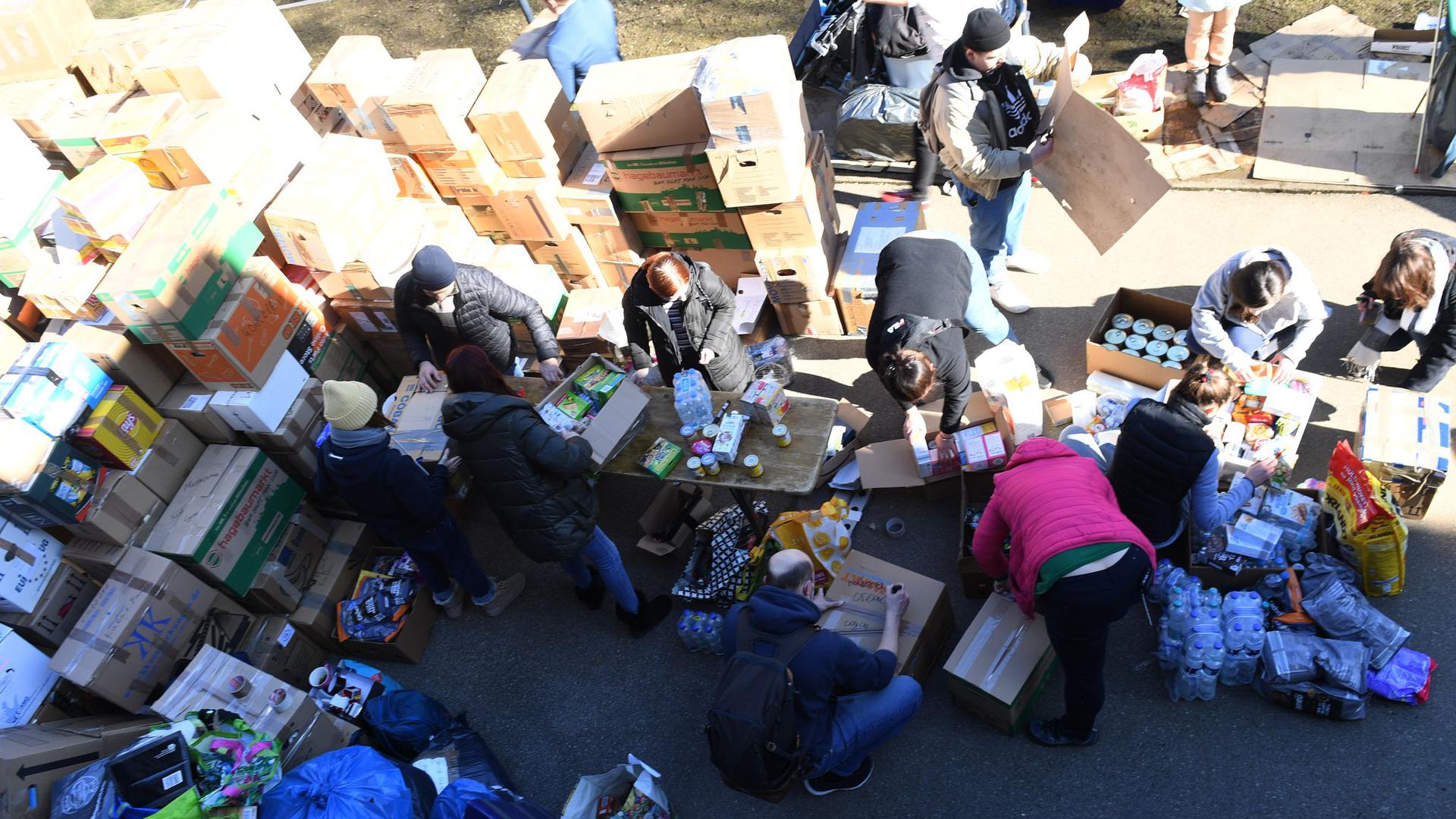 Zahlreiche Menschen sortieren Hilfsgüter und Spenden.