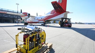 Flugzeuge mit Hilfsgütern für die Ukraine werden auf dem Landesflughafen in Stuttgart beladen.