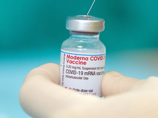 Eine Pflegekraft füllt eine Spritze mit dem Impfstoff des Herstellers Moderna.