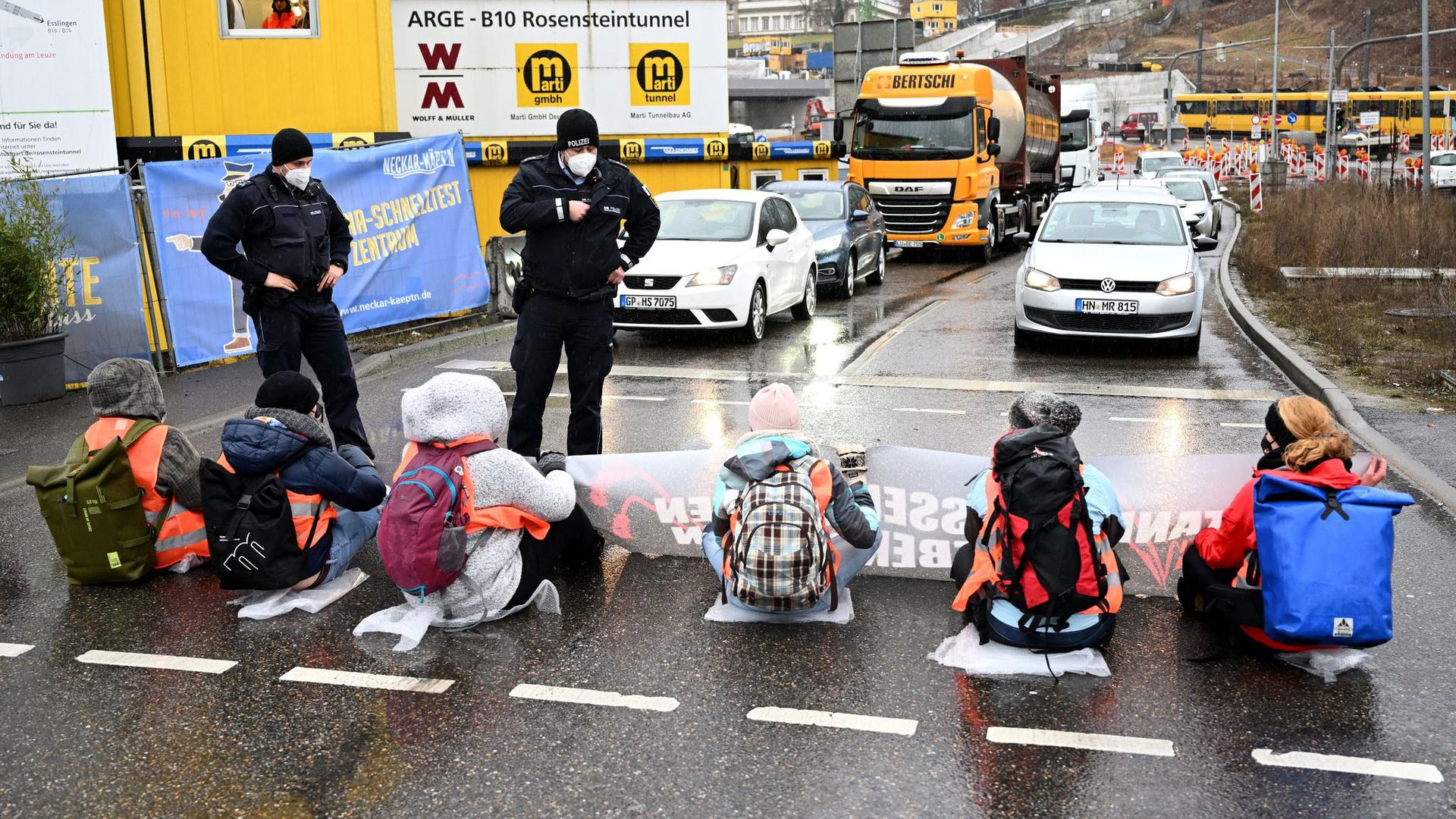 Klimaaktivisten blockieren in Stuttgart zur Hauptverkehrszeit kurzzeitig die Bundesstraße 10.