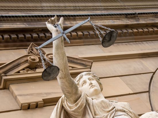 Vor dem Landgericht in Ulm hält eine Statue der Justitia eine Waagschale.