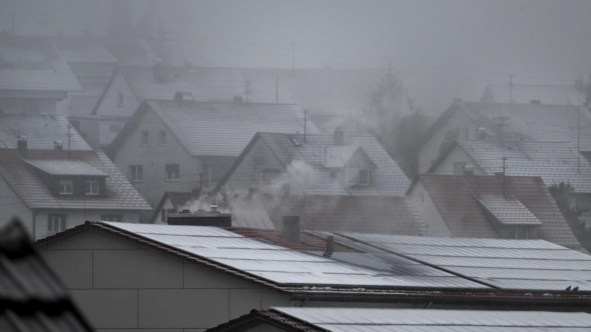 Etwas Schnee liegt auf Dächern und Häusern in Meßstetten (Zollernalbkreis).